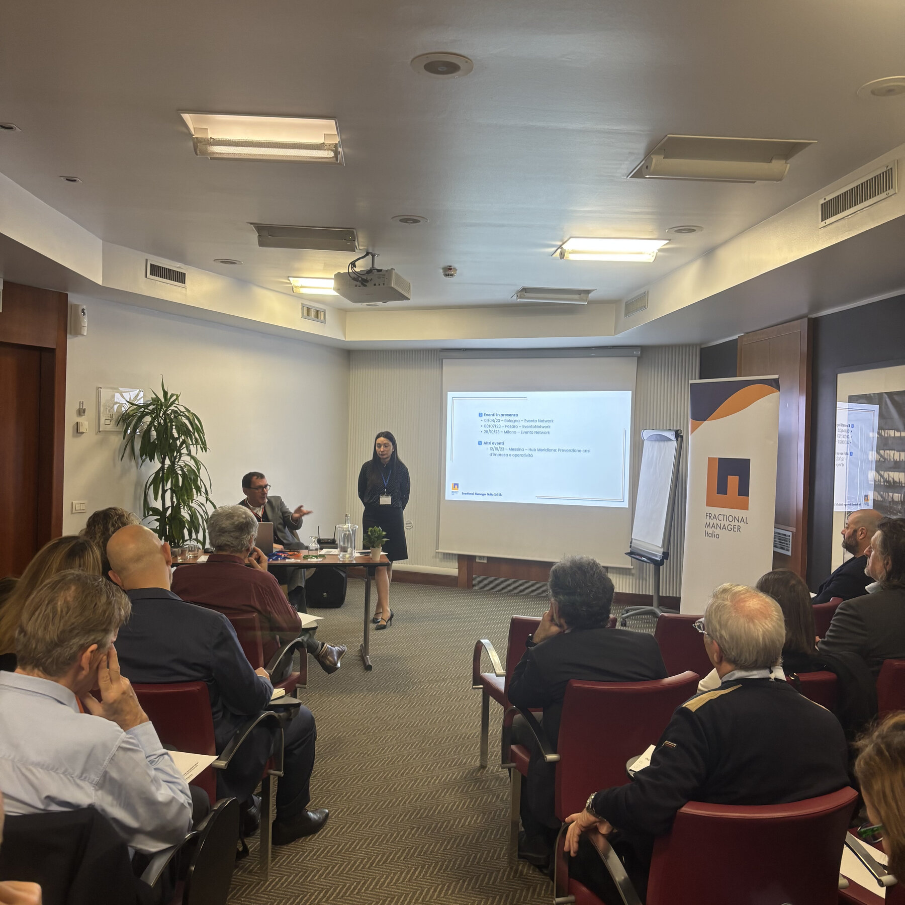 Manager del network FMI durante un evento di aggiornamento, con il roll-up FMI sullo sfondo